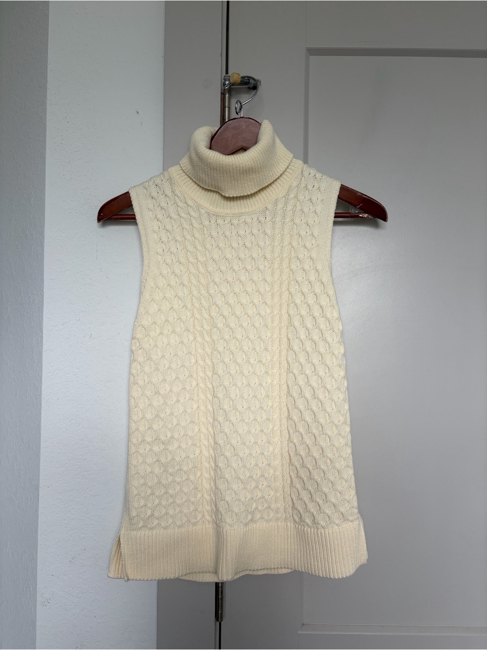 TOMMY BAHAMA SLEEVELESS TURTLENECK CABLE KNIT SWEATER